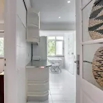 Апартаменти Spacious Tailor Made Flat In Areeiro