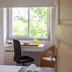 Spacious Tailor Made Flat In Areeiro Апартаменти Лісабон