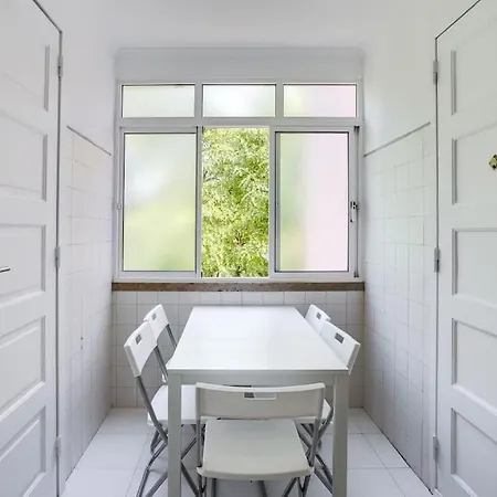 Apartment Spacious Tailor Made Flat In Areeiro