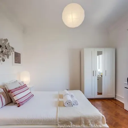 Spacious Tailor Made Flat In Areeiro Apartman *