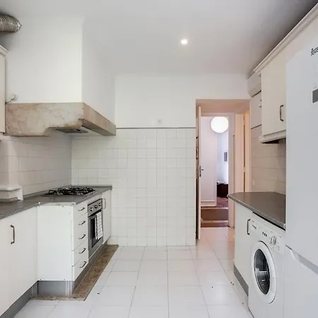 Spacious Tailor Made Flat In Areeiro Лиссабон