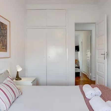 Spacious Tailor Made Flat In Areeiro Лиссабон