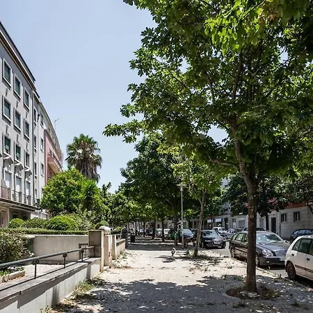 Spacious Tailor Made Flat In Areeiro Lägenhet