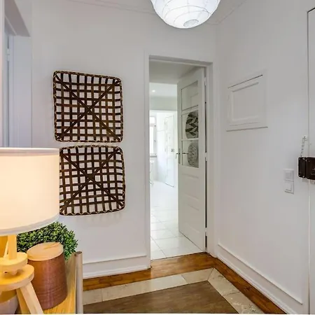 Spacious Tailor Made Flat In Areeiro