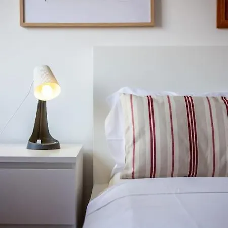 Spacious Tailor Made Flat In Areeiro *