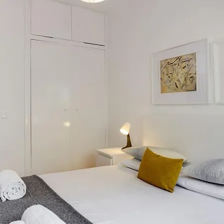 Spacious Tailor Made Flat In Areeiro * Lissabon